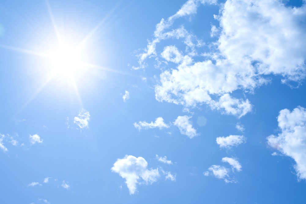 Promieniowanie UV, Słońce na tle nieba z chmurami
