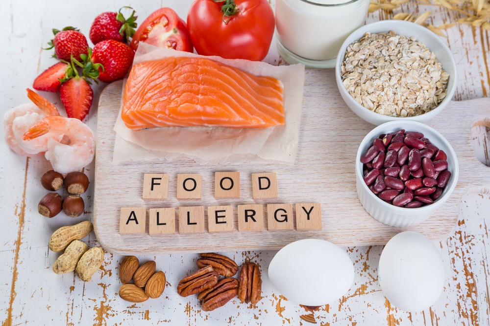 Żywność zawierająca główne alergeny mogące wywoływać uczulenie z opisem w środku - alergia pokarmowa.